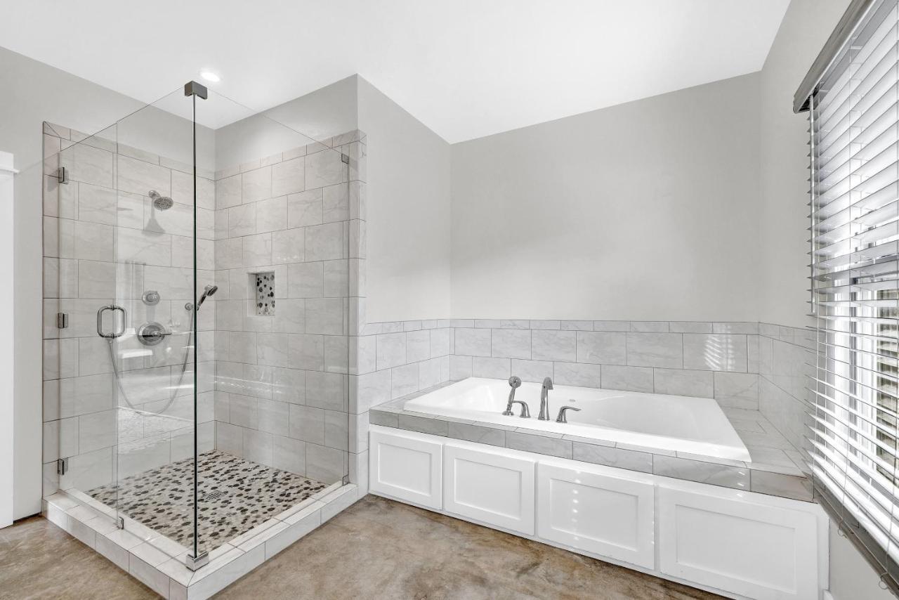 Schubert Inn Cottage - Pool - Walk To Main St Фредериксбург Екстериор снимка