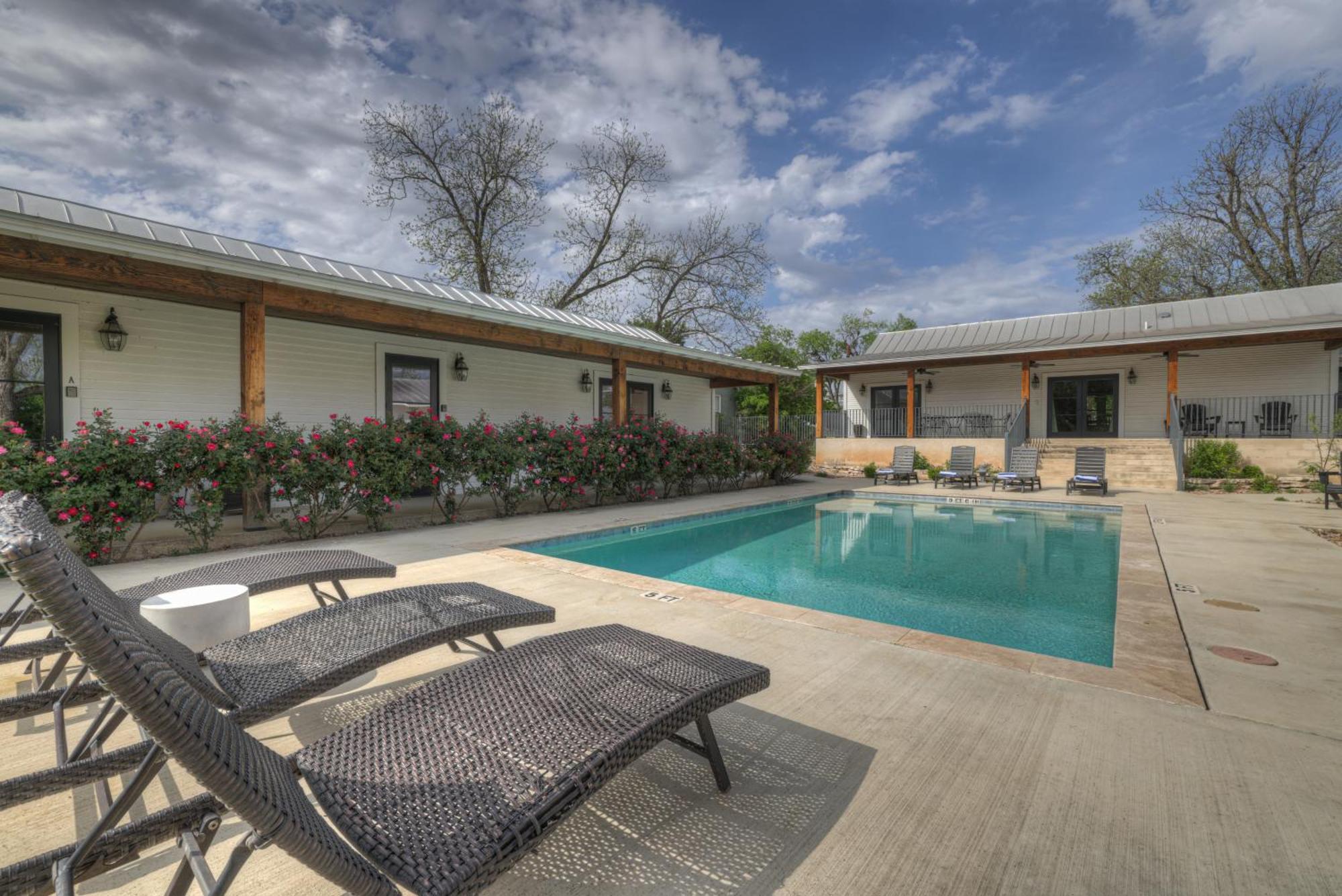 Schubert Inn Cottage - Pool - Walk To Main St Фредериксбург Екстериор снимка